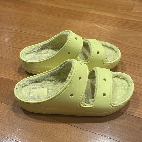 Crocs women’s yellow classic lined cozy sandal size 11. - Picture 2 of 7